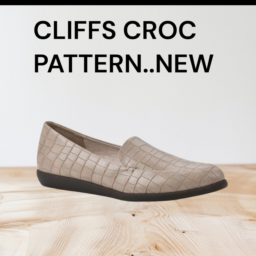 Cliffs by White Mountain BEIGE Flats Size 7.5 CROC pattern LOAFERS NEW - Picture 1 of 9
